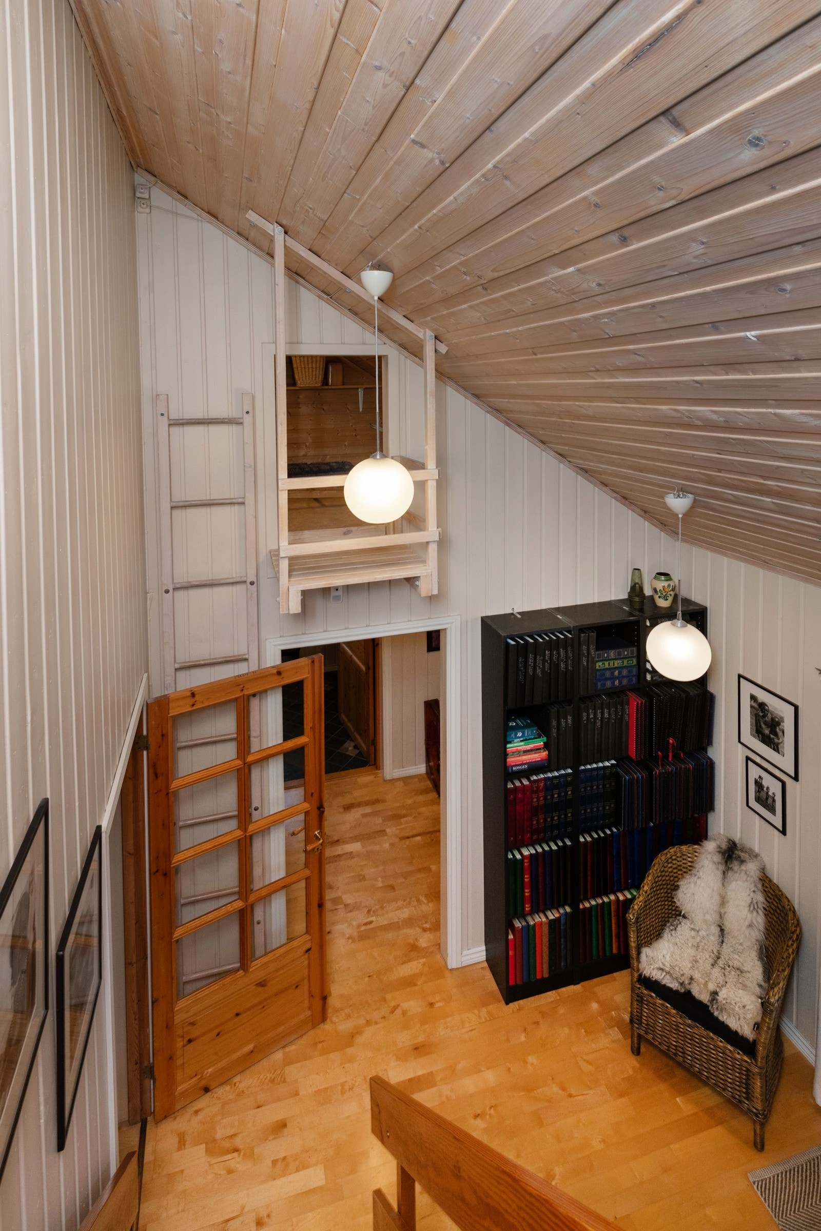 Flere spennende løsninger; "lekerom" m/stige og innvendig "balkong" mot forstue samt åpen hems og trapp Galleribilde