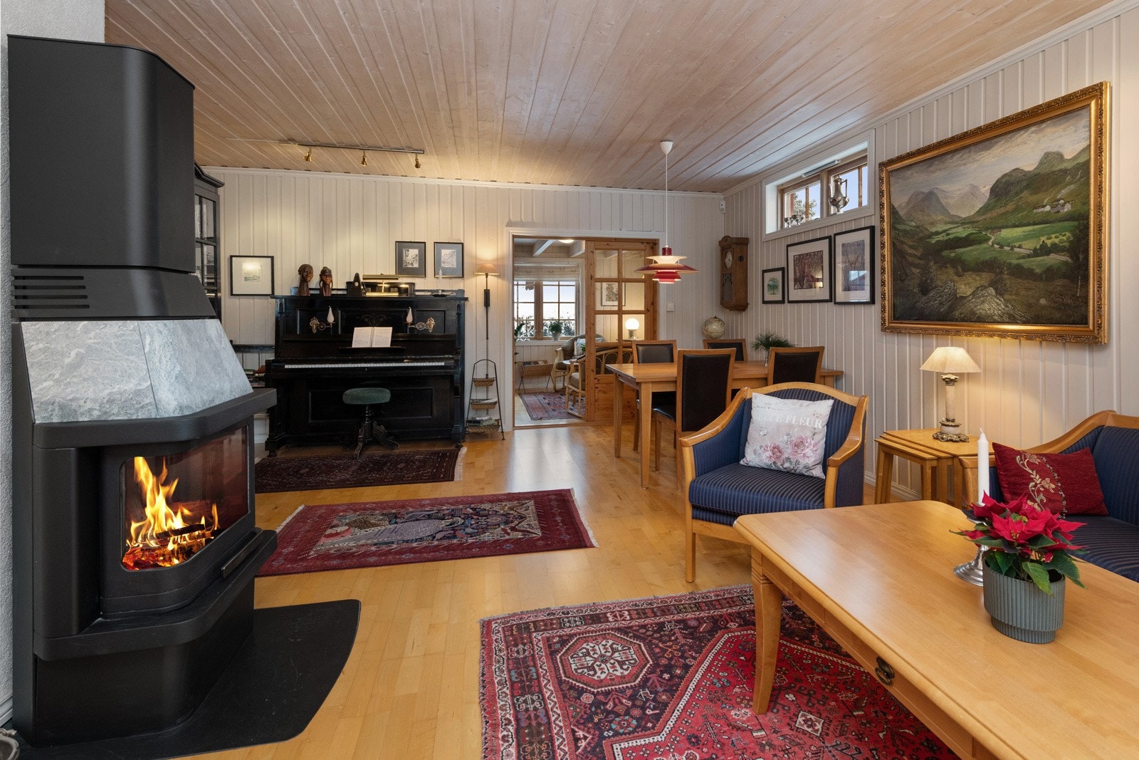 Peisovn med kleberstein og vannbåren radiator gir fin og lun varme på kalde dager Galleribilde