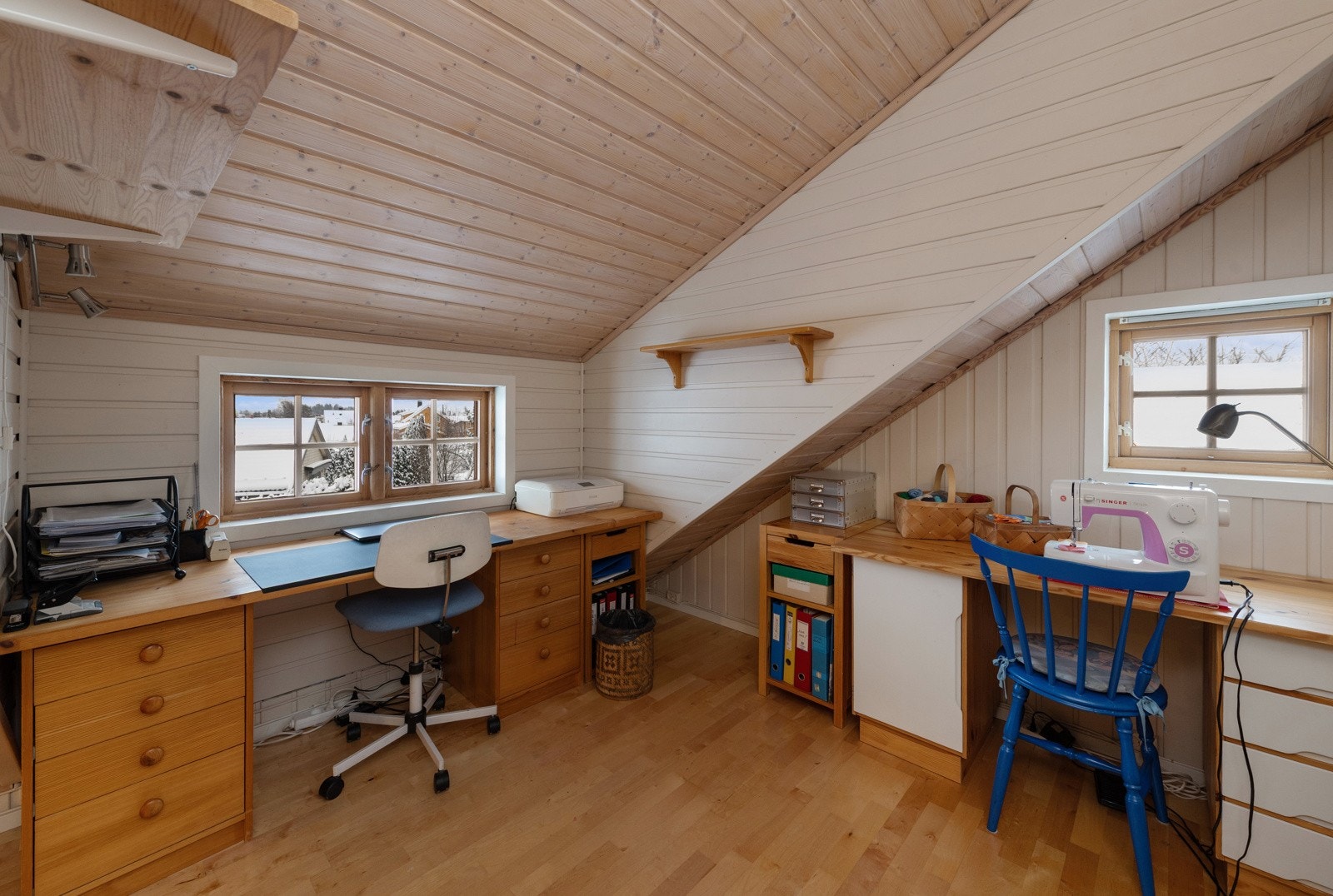 Innredet hems. Fra kontorvindu er det vid utsikt østover Galleribilde