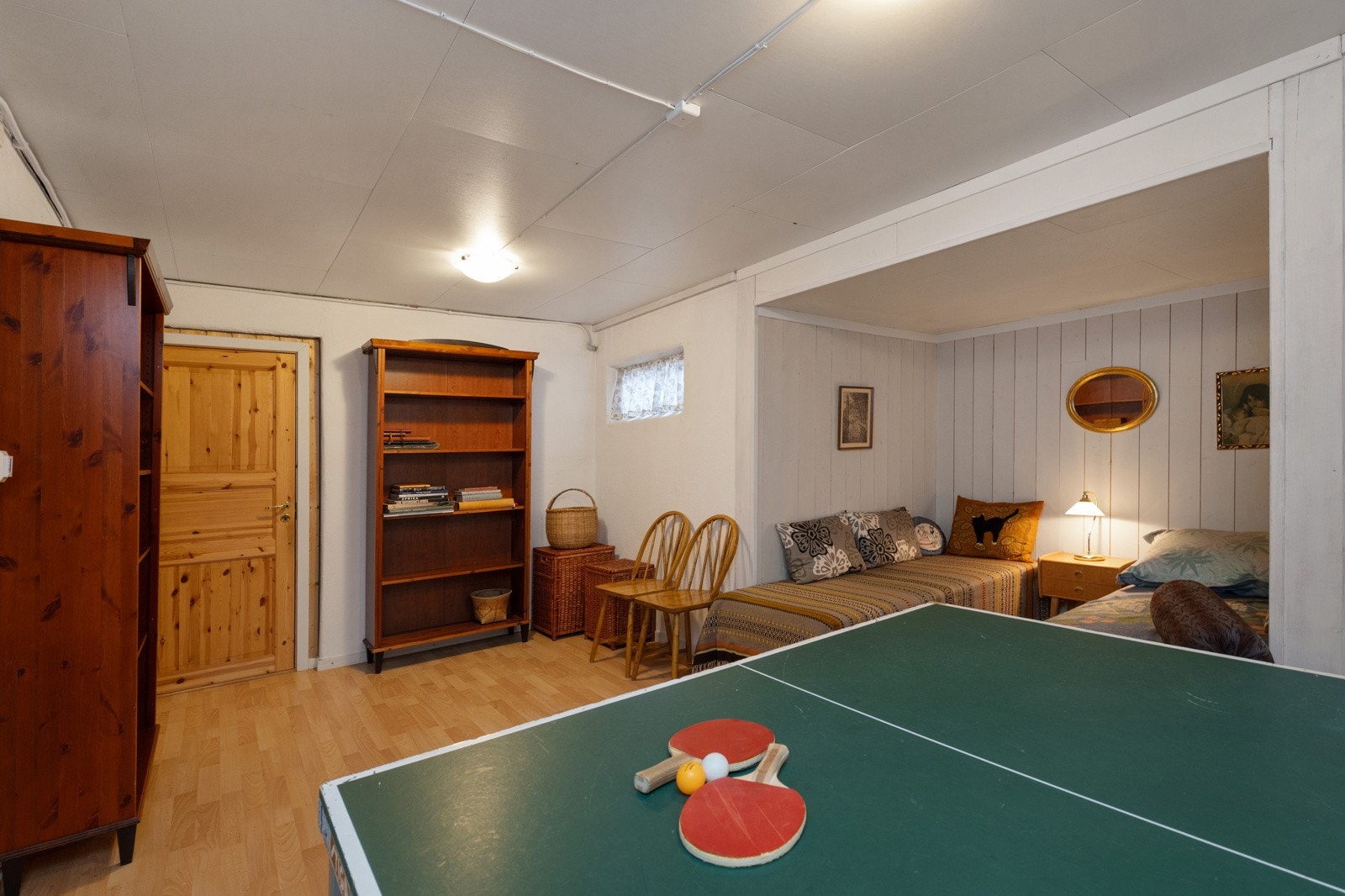 Rommet tilfredsstiller ikke krav til varig opphold bl.a. grunnet vindustørrelser, men har tilfredsstillende takhøyde og muligheter for etablering av lysgraver Galleribilde