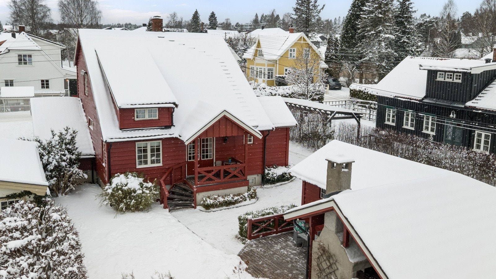 Vi i Lokalmegleren & Partners har gleden av å presentere Lysneveien 21: En innholdsrik og påbygget på enebolig med høy sjarmfaktor på populære Hebekk. Galleribilde