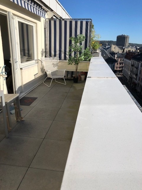 Stor terrasse med gode sol og utsiktisforhold Galleribilde