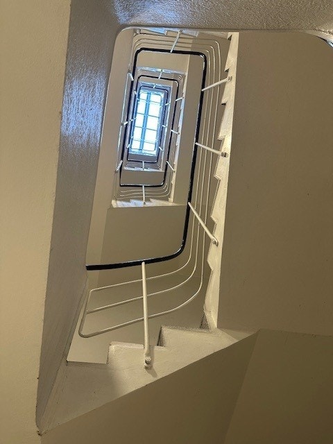 Trappeoppgang er også heis i bygget Galleribilde