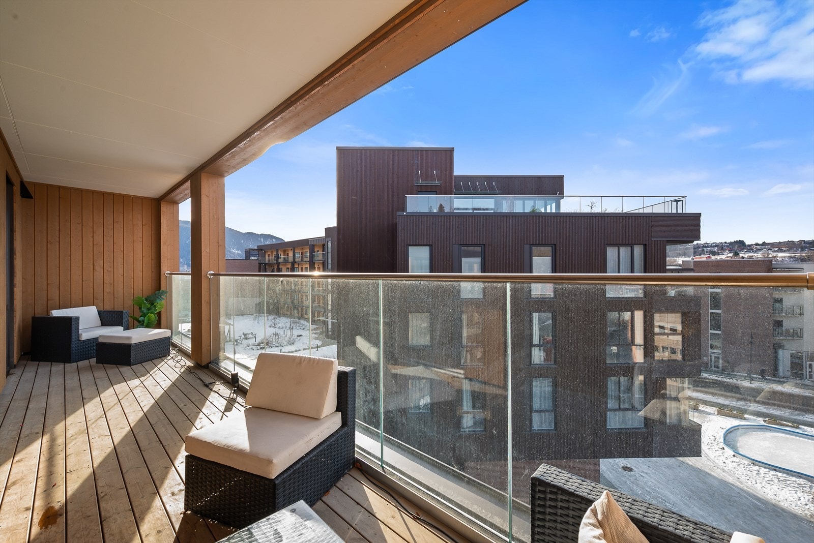 Balkongen er praktisk takoverbygd, som gjør den disponibel for både solskinnsdager og dager med litt mer ruskete vær. Galleribilde