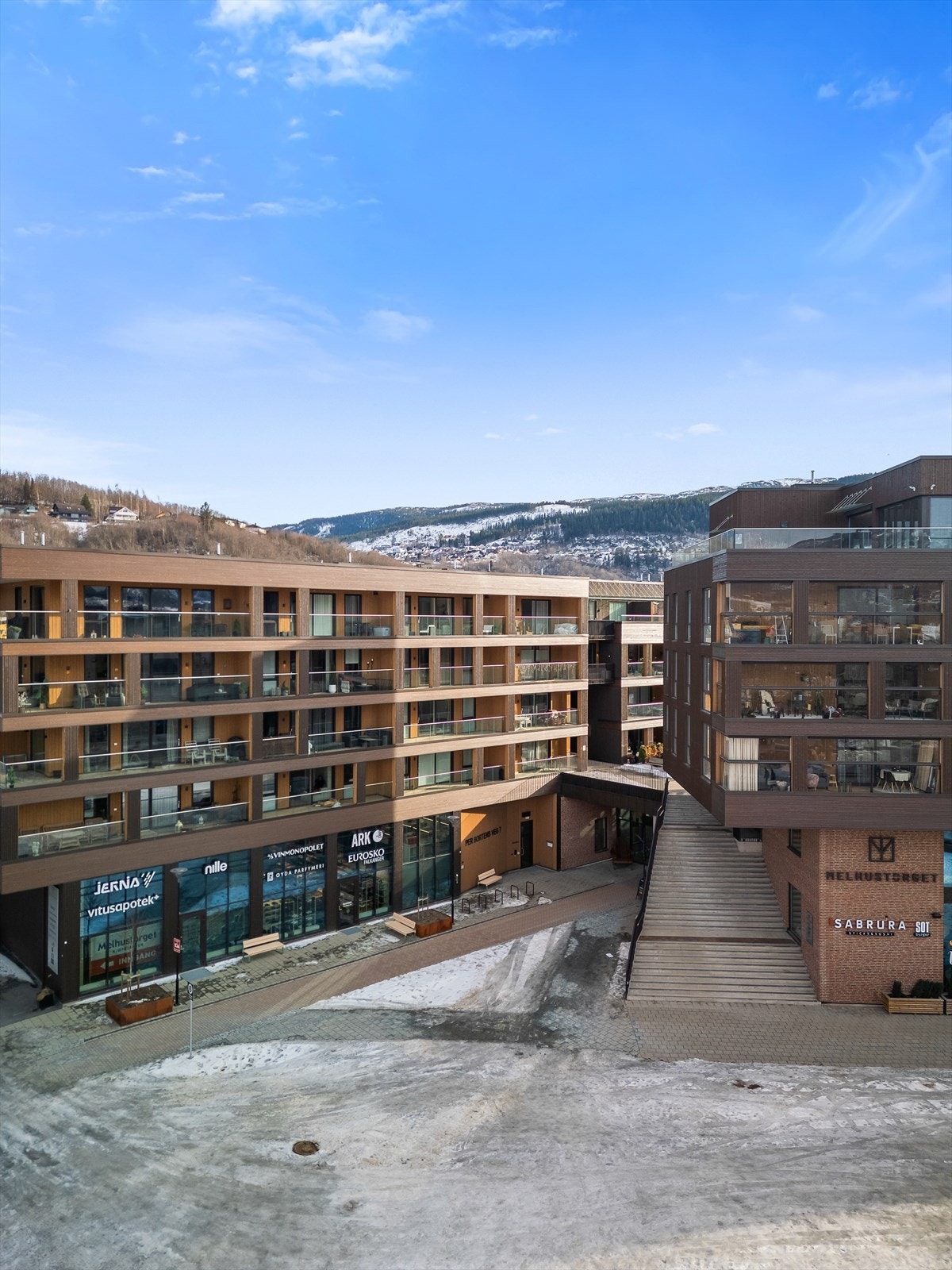 Kun en heistur unna, ligger Melhustorget kjøpesenter i første etasje. Her finner du flere forskjellige butikker, kaféer, vinmonopol, sportspub og mye mer. Galleribilde