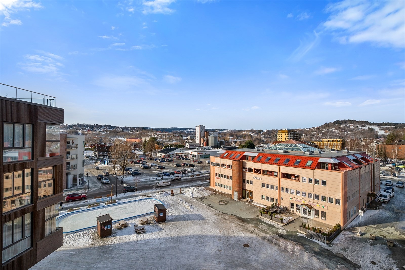 Nyt en kopp kaffe sammen med denne flotte utsikten mot vest, fra leilighetens balkong! Her kan kveldssola nytes til sent på kvelden. Galleribilde