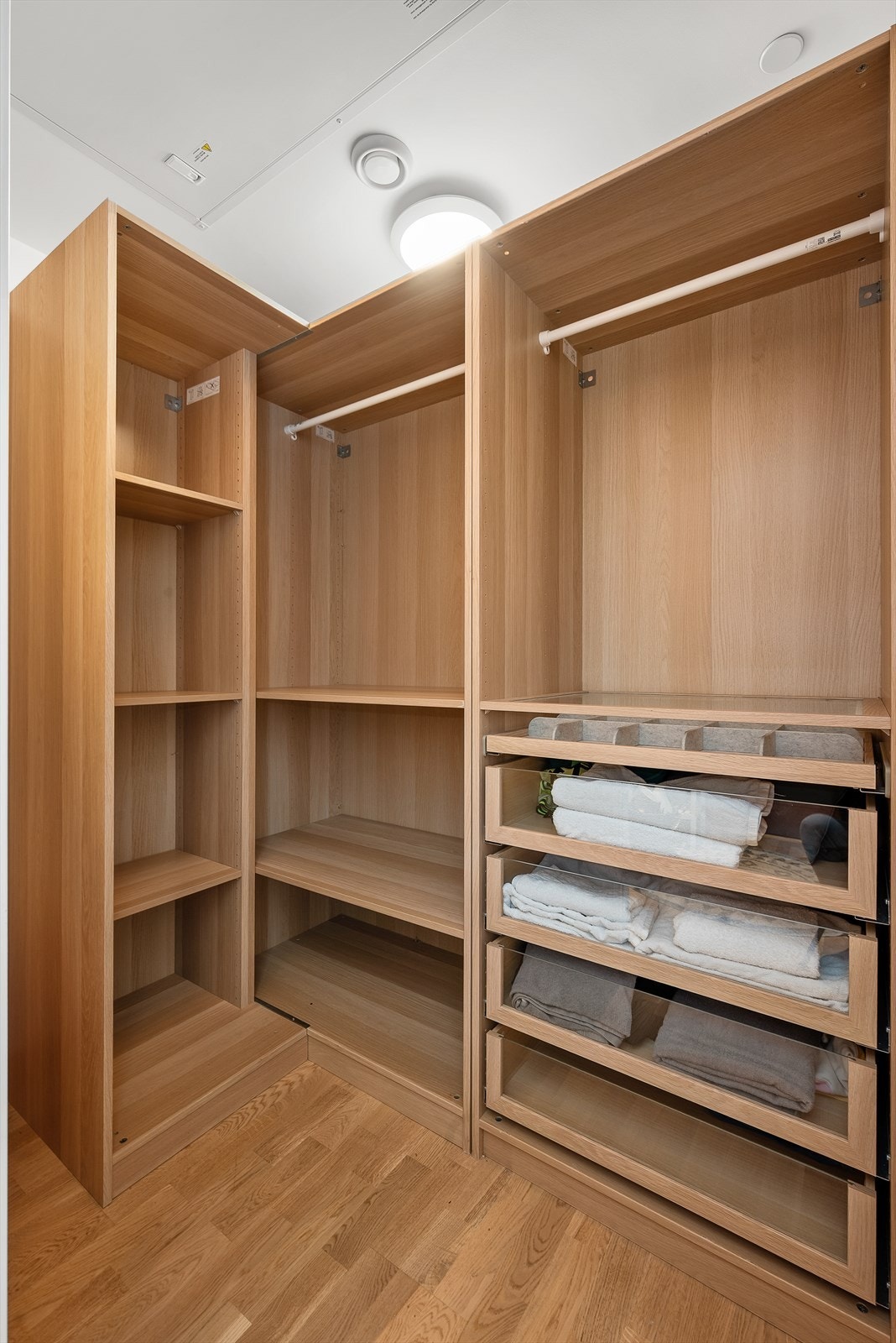 Leiligheten har en egen praktisk innvendig bod med en smart innredning som gir godt med oppbevaringsmuligheter. Galleribilde