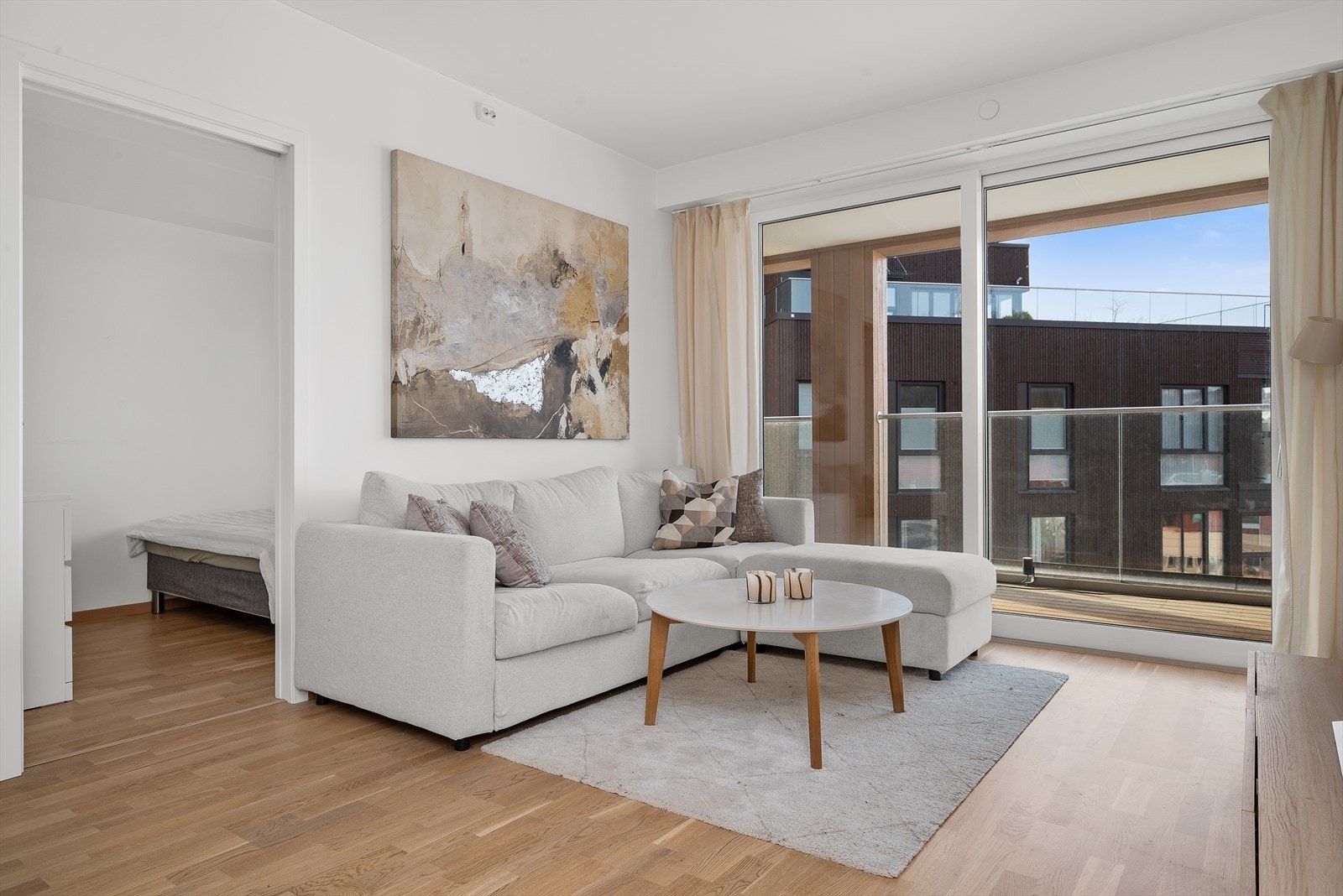 Leiligheten ligger i byggets 5. etasje (toppetasjen), med store vindusflater som slipper inn rikelig med dagslys og forsterker den luftige romfølelsen. Galleribilde