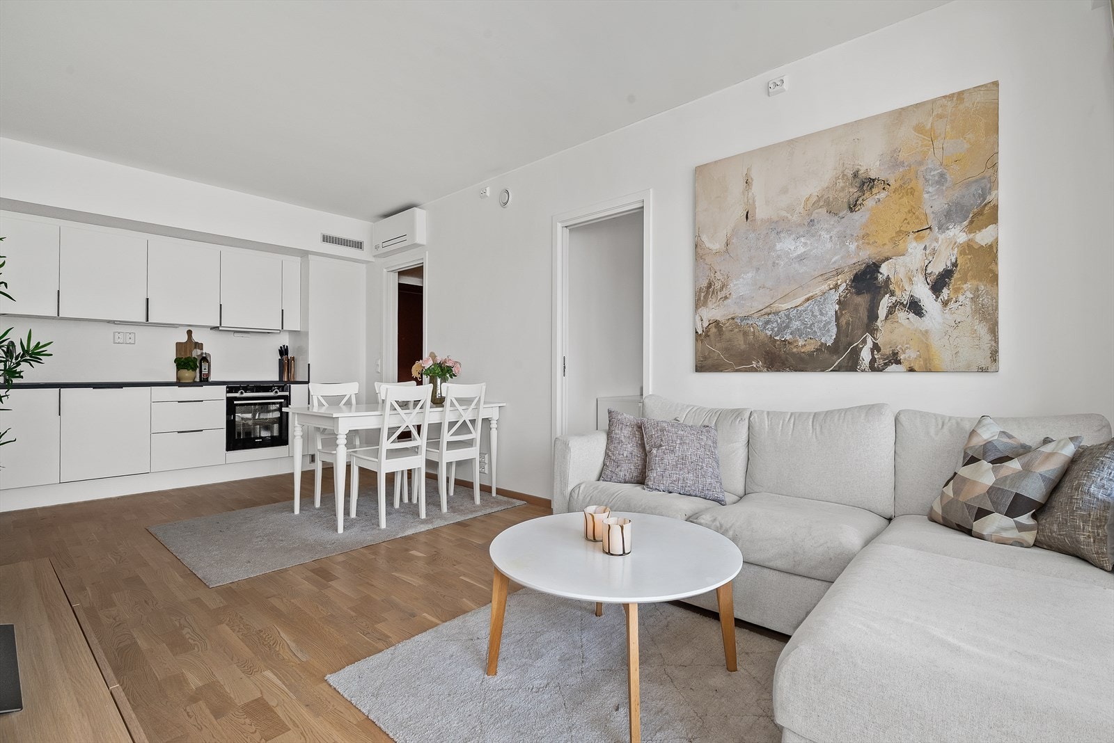 Leiligheten har en arealeffektiv planløsning, med åpen stue-/ kjøkkenløsning på ca. 24 kvm. Galleribilde