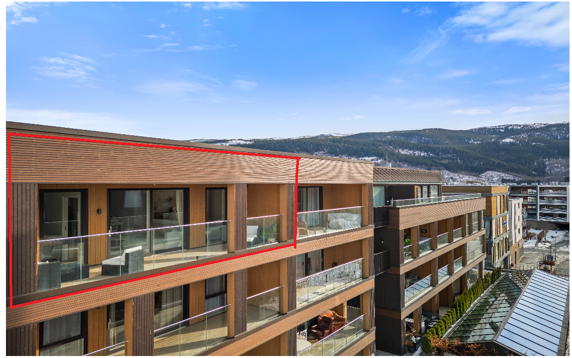 Dronebilde av leilighetens romslige balkong. Toppetasjen gir deg nydelige sol- og utsiktsforhold! Galleribilde