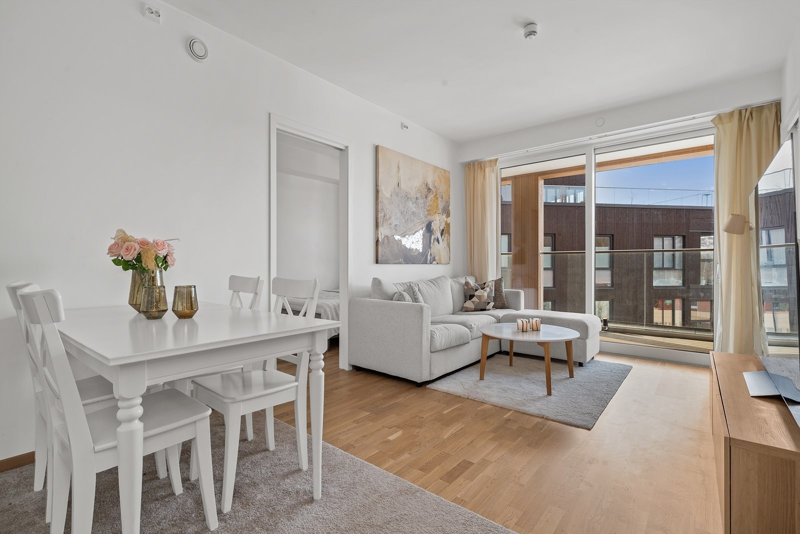 Med den åpne stue-/kjøkken løsningen byr man på mange muligheter for sosiale sammenkomster. Galleribilde