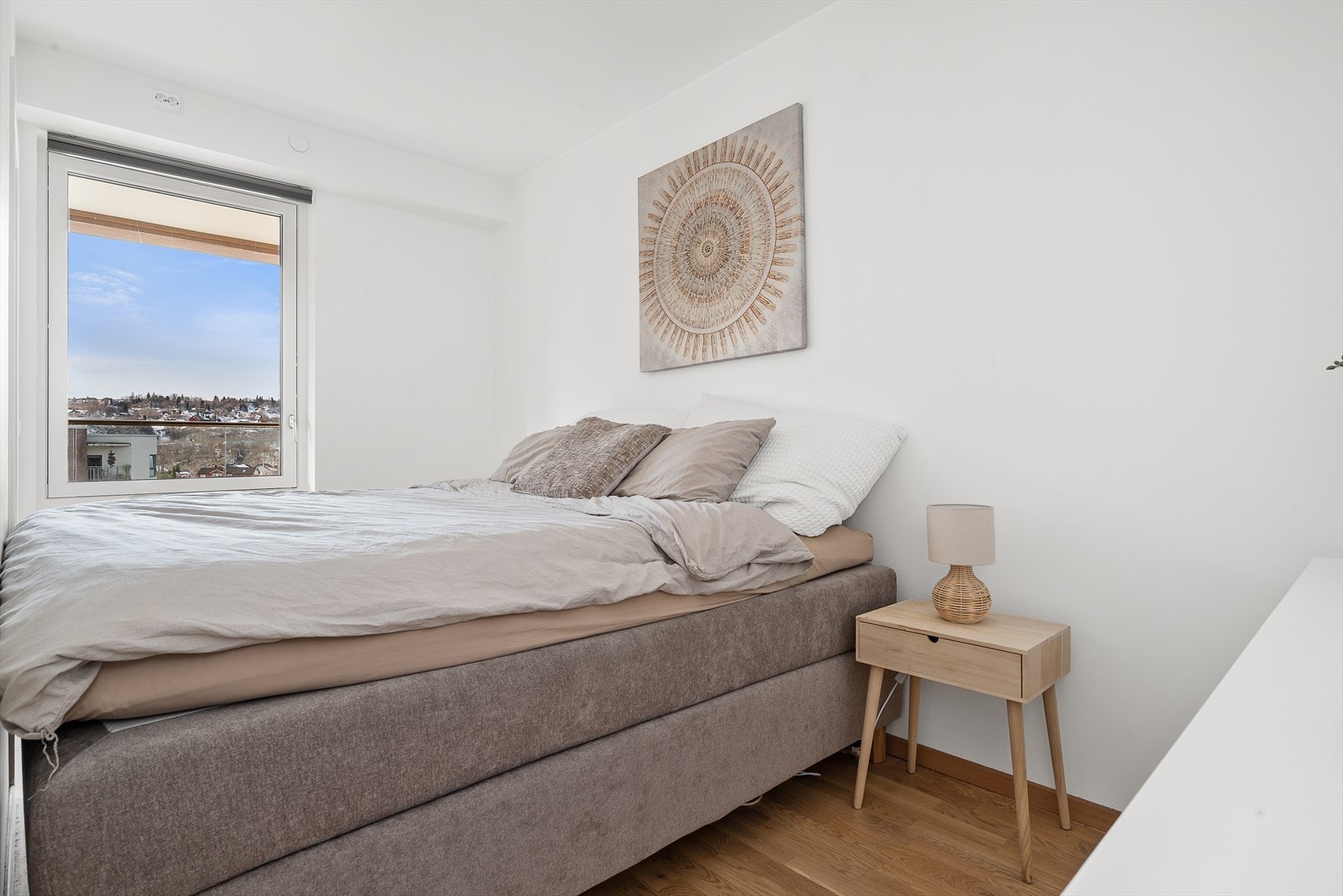 Hovedsoverommet har en stor vindusflate og gir rikelig med naturlig lysinnslipp. Galleribilde