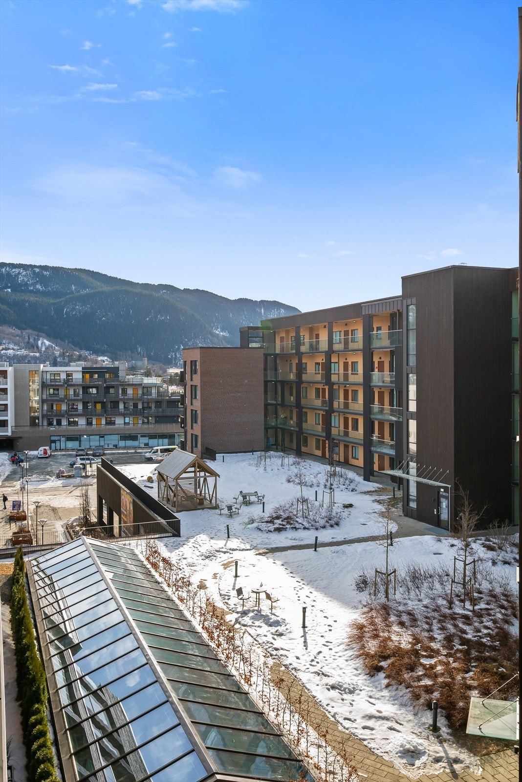 Mot sør får du utsikt mot den flotte takhagen. Beliggenheten er sentral og svært attraktiv, med Melhustorget kjøpesenter i første etasje - kun en heistur unna. Galleribilde