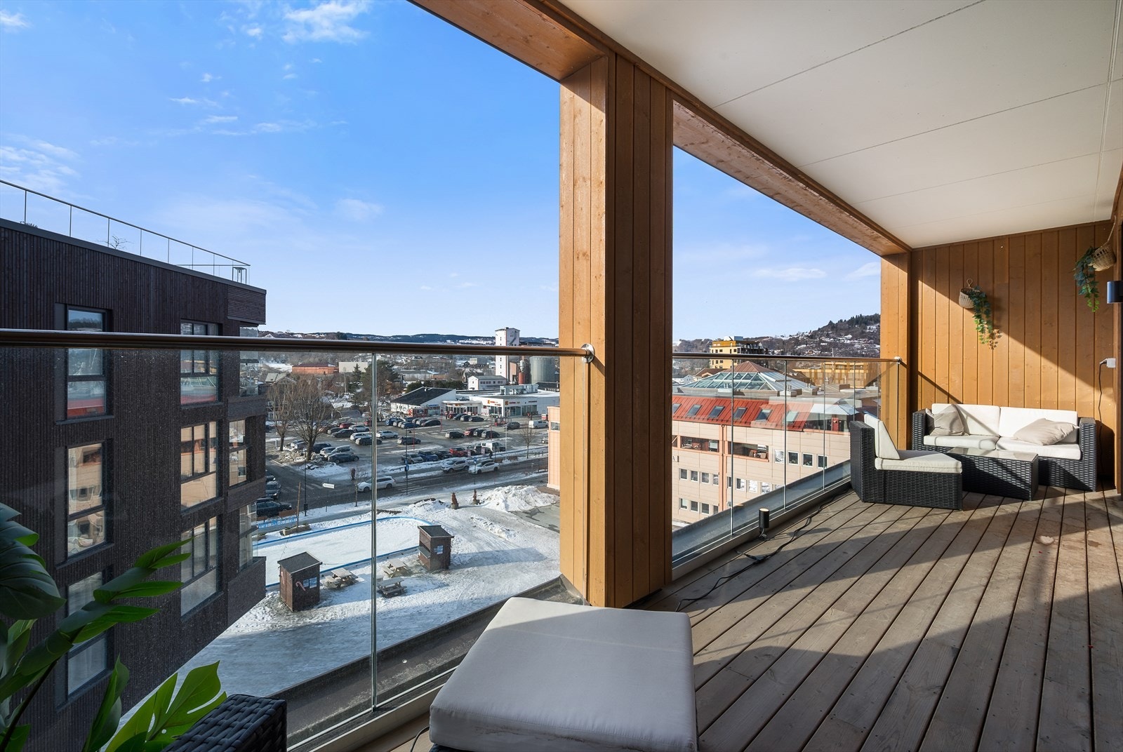 Leiligheten er fra 2024 med gjennomgående planløsning, fjernvarme og en stor og solrik balkong på hele 15 kvm - en forlengelse av stuen som inviterer til hygge året rundt. Galleribilde