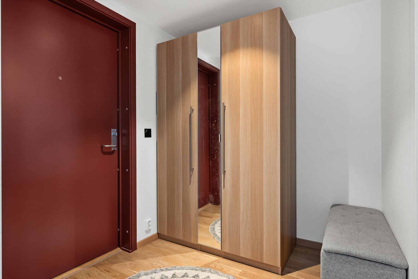 Leilighetens innbydende entré gir gode muligheter for oppbevaring av yttertøy og sko i tilhørende garderobeskap. Galleribilde