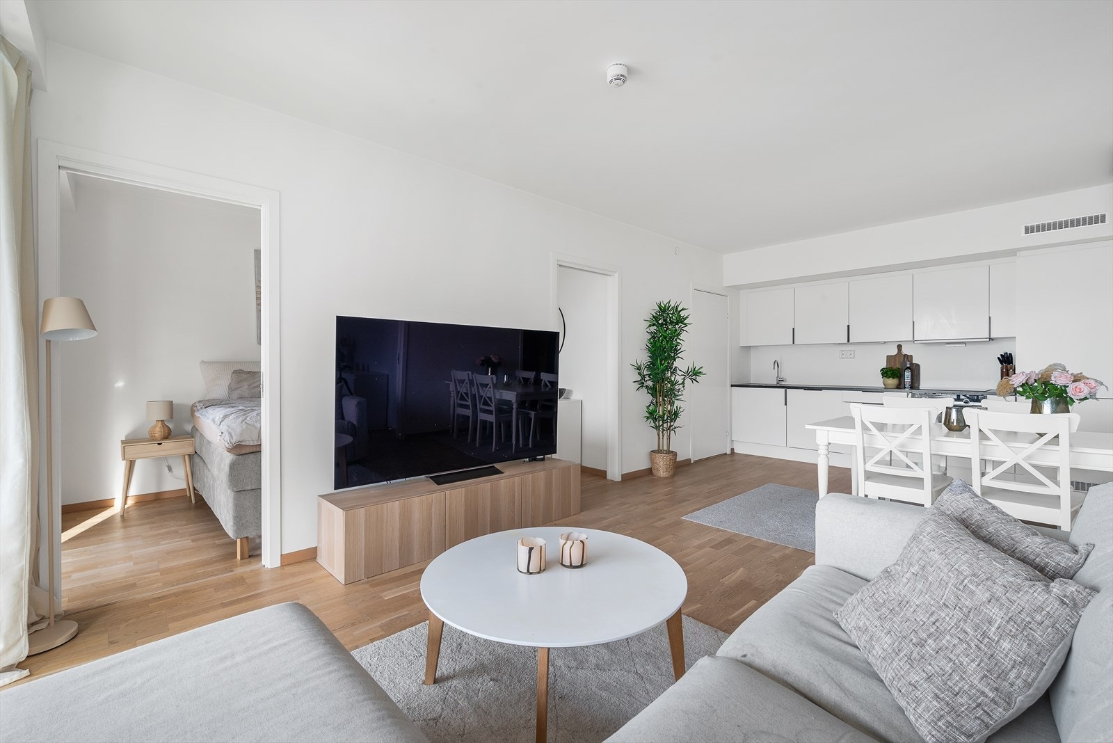 Stuen har et moderne og lyst preg, med inngang til de 2 soverommene leiligheten byr på. Galleribilde