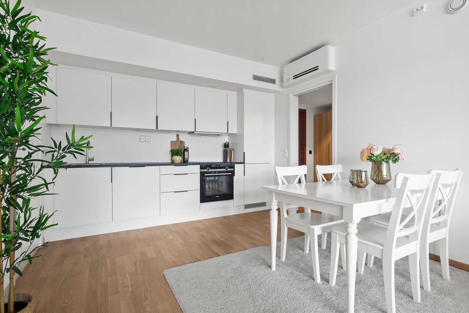 Leiligheten varmes opp på en energieffektiv måte via behagelig fjernvarme, som kommer inn via viften over inngangen til stua. Leiligheten har balansert ventilasjon som sørger for et jevnt og behagelig inneklima året rundt. Galleribilde