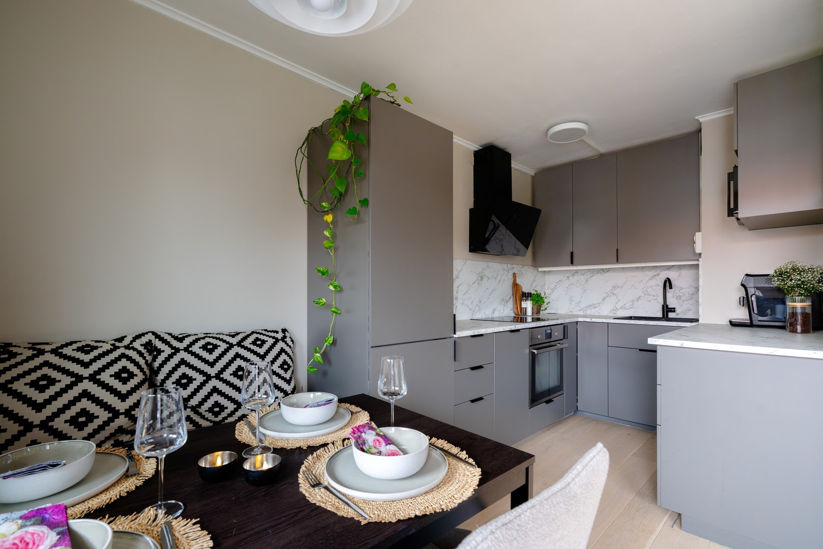 Kjøkkenet byr på god skap- og benkeplass. Innredningen er fra IKEA og har slette fronter, samt benkeplate i laminat. Galleribilde