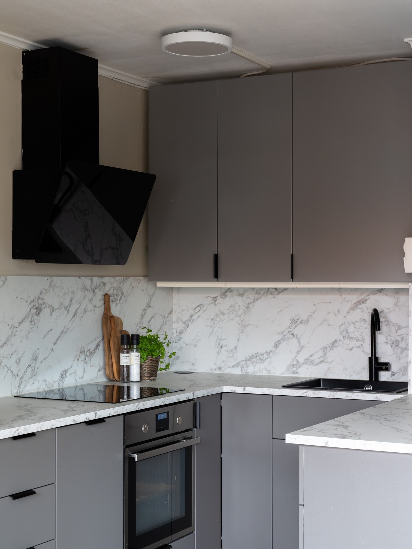 Kjøkkenet ble oppgradert i 2025 med nye fronter og ny kjøkkenbenk, samt ny kjøkkenventilator, vask og armatur. Galleribilde