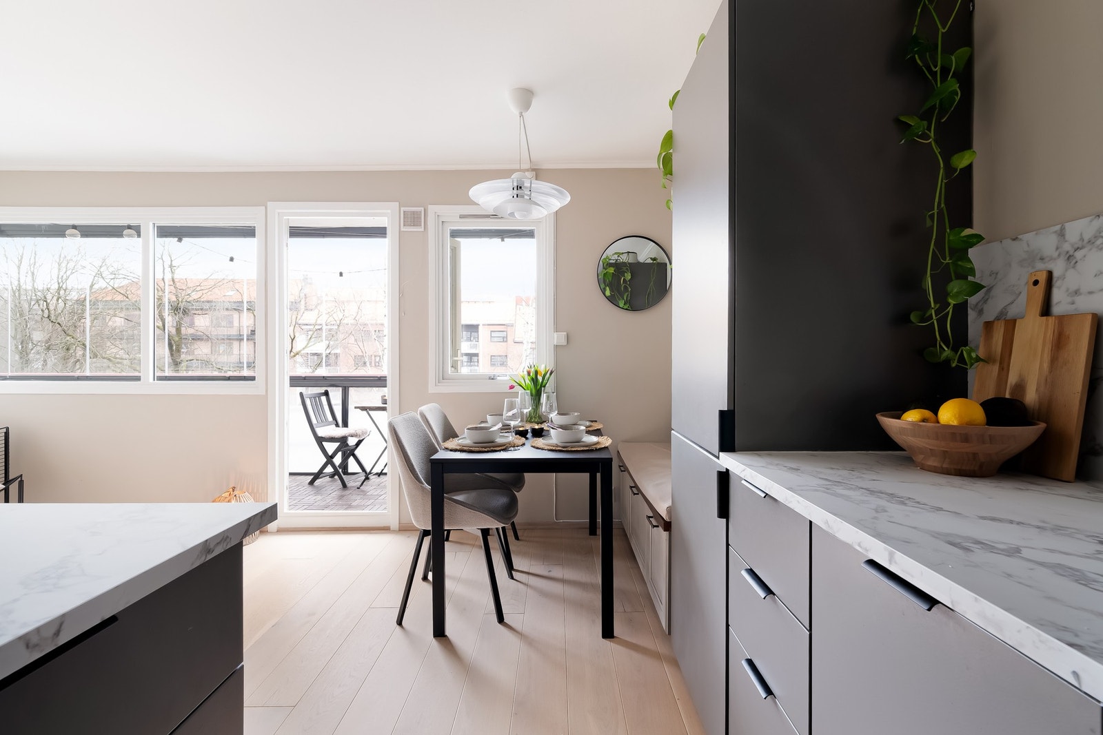 Ved vinduet er det naturlig plass til spisebord hvor du kan invitere venner og familie til hyggelige lag! Galleribilde