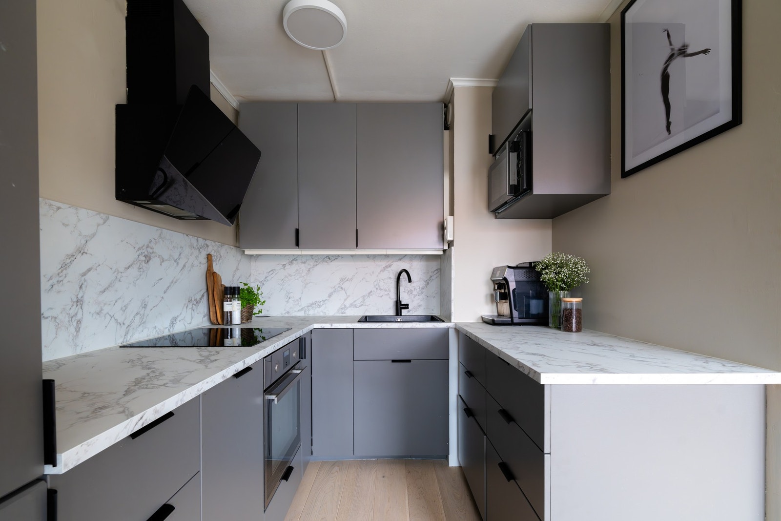 Av integrerte hvitevarer er det platetopp, stekeovn, oppvaskmaskin og kjøleskap med fryser - disse medfølger naturligvis ved salg. Galleribilde