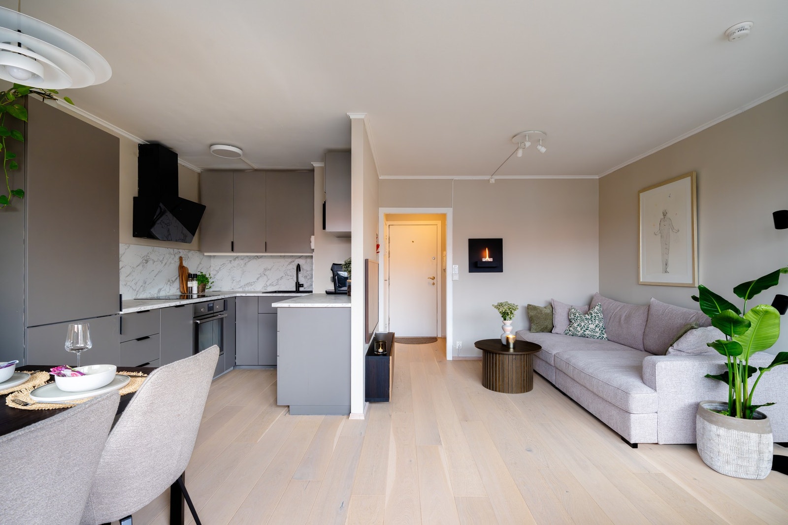 Boligen holder god standard med tidsriktige materialvalg og en funksjonell planløsning som gir god romfølelse. Galleribilde