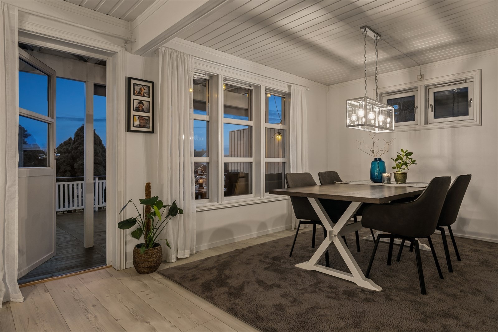 Fra stuen er det adkomst til en meget fin uteplass med terrasse og hage. Galleribilde