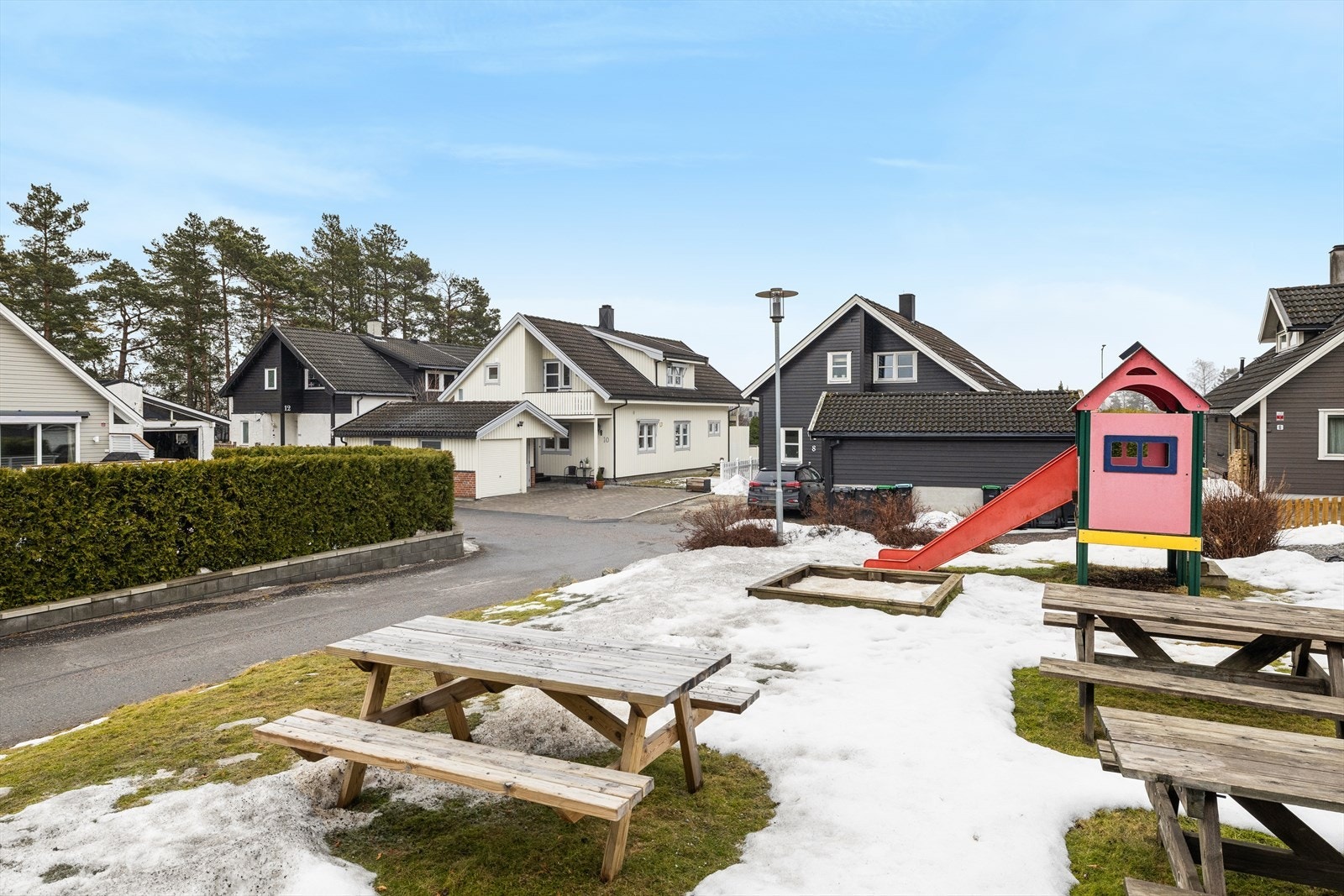 I umiddelbar nærhet har du et fellesområde med egen lekeplass. Galleribilde