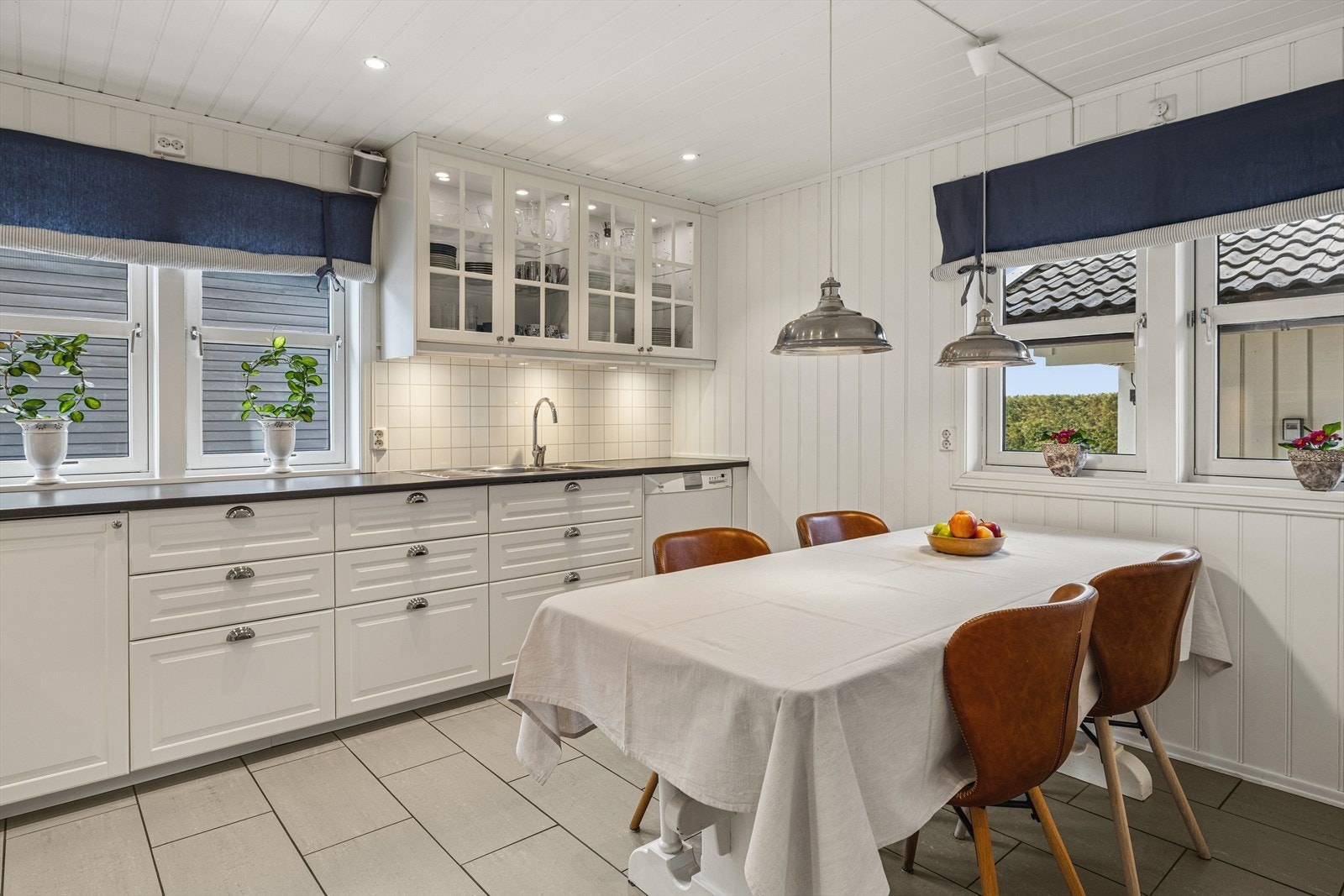 God plass til spisegruppe på kjøkkenet. Galleribilde