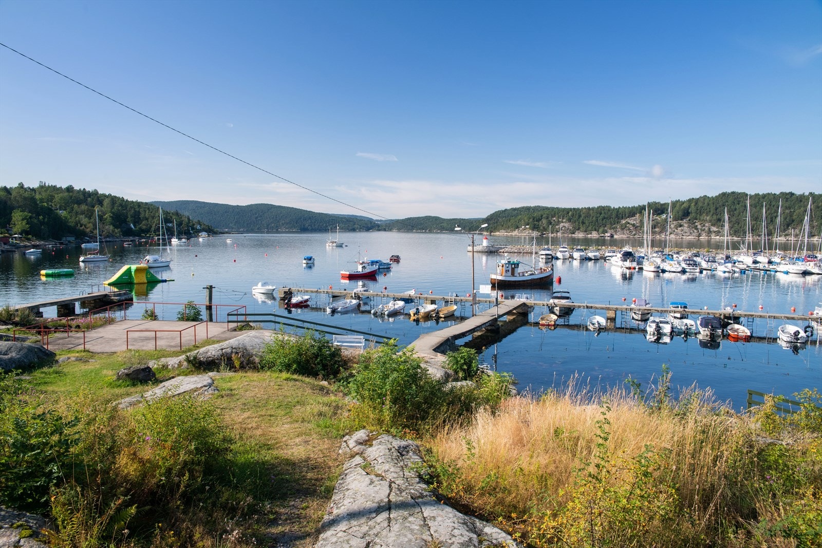 Fagerstrand har en meget pent oppbarbeidet strand og båthavn. Galleribilde