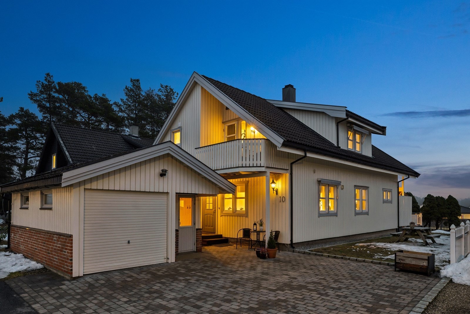 Velkommen til Gneisveien 10. Her får du en romslig familiebolig i et populært og barnevennlig boområde. Galleribilde