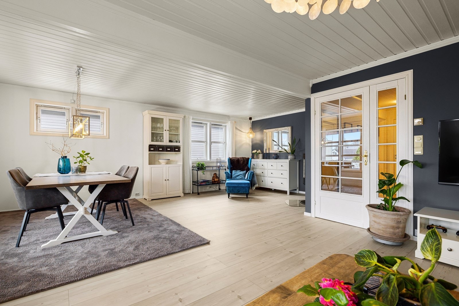 Fra stuen har du adkomst ut til gang/trapperom og kjøkken. Galleribilde