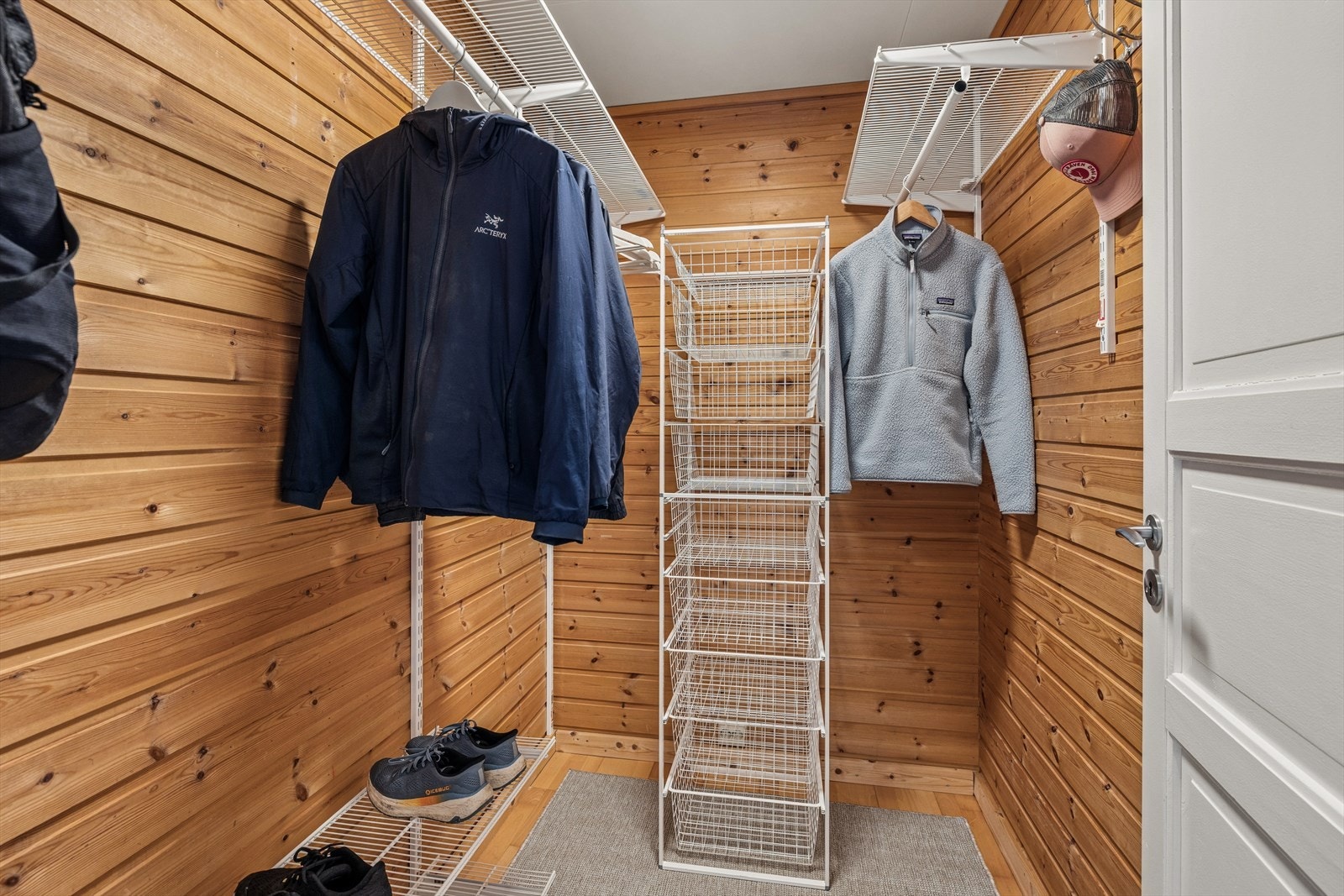Bod/garderobe. Praktisk lagringsplass for sko og yttertøy. Galleribilde