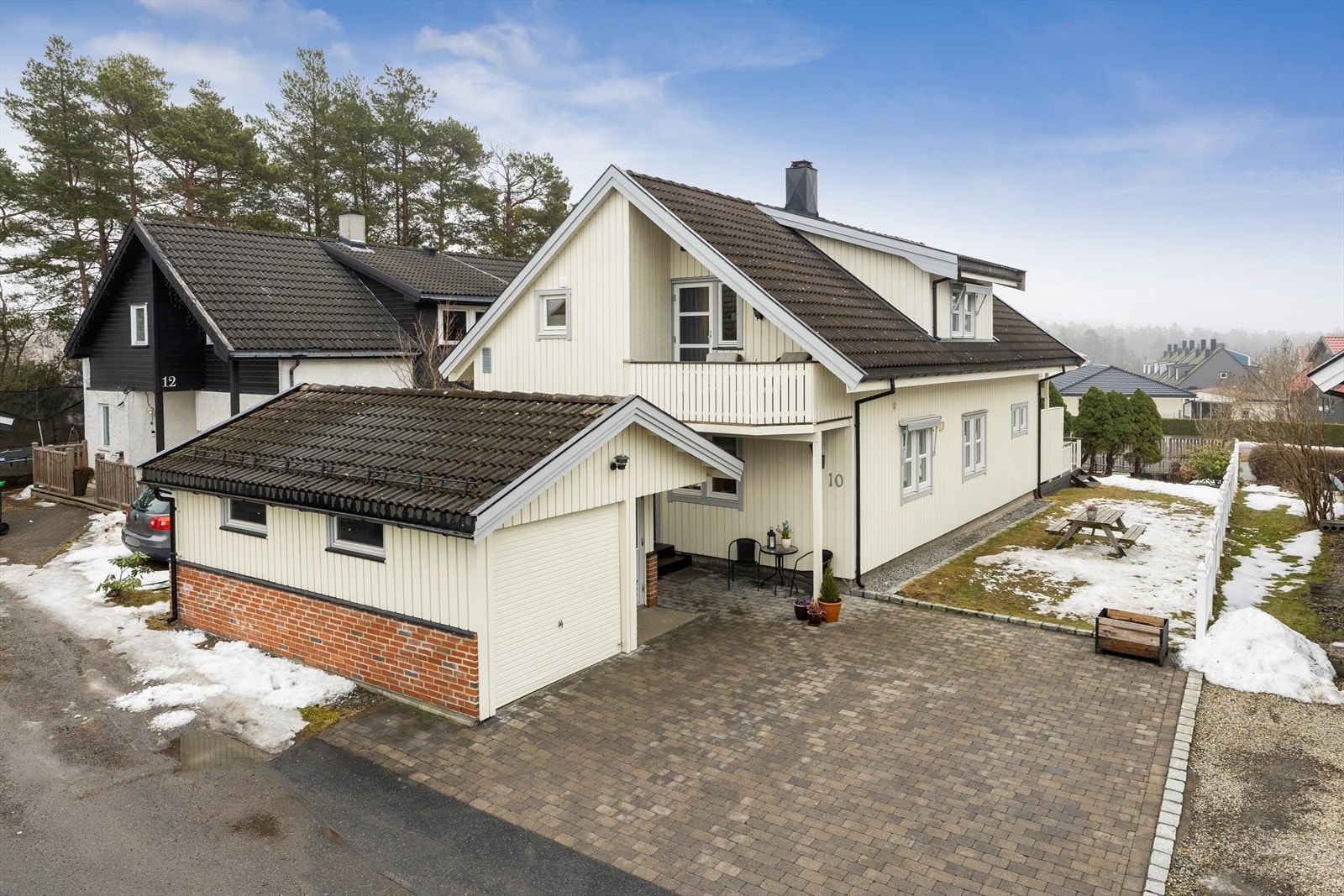 Gårdsplassen har god plass til parkering både foran bolig samt i medfølgende garasje. Galleribilde
