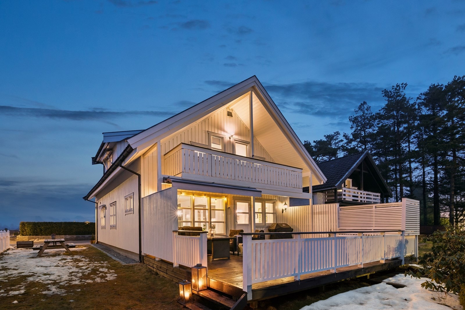 Fine uteplasser med gode sol - og lysforhold. Galleribilde