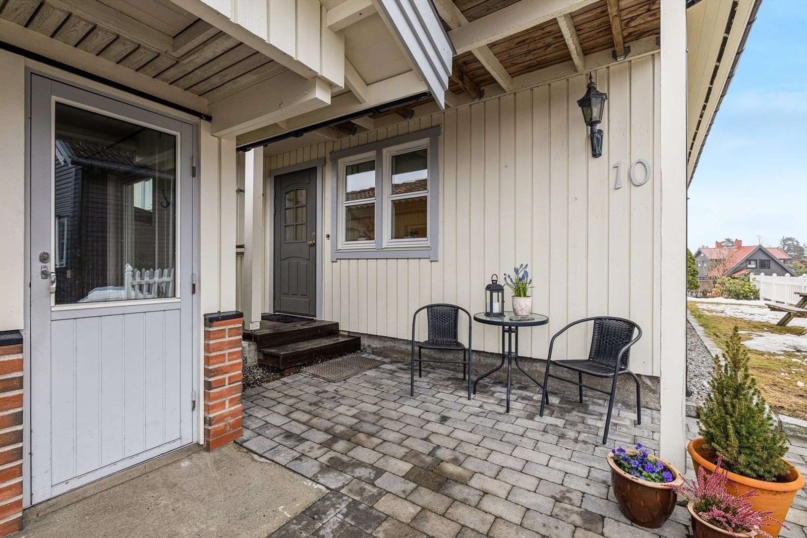 Mulighet for en hyggelig sitteplass ved boligens inngangsparti. Praktisk disponibelt og isolert rom i garasje. Galleribilde