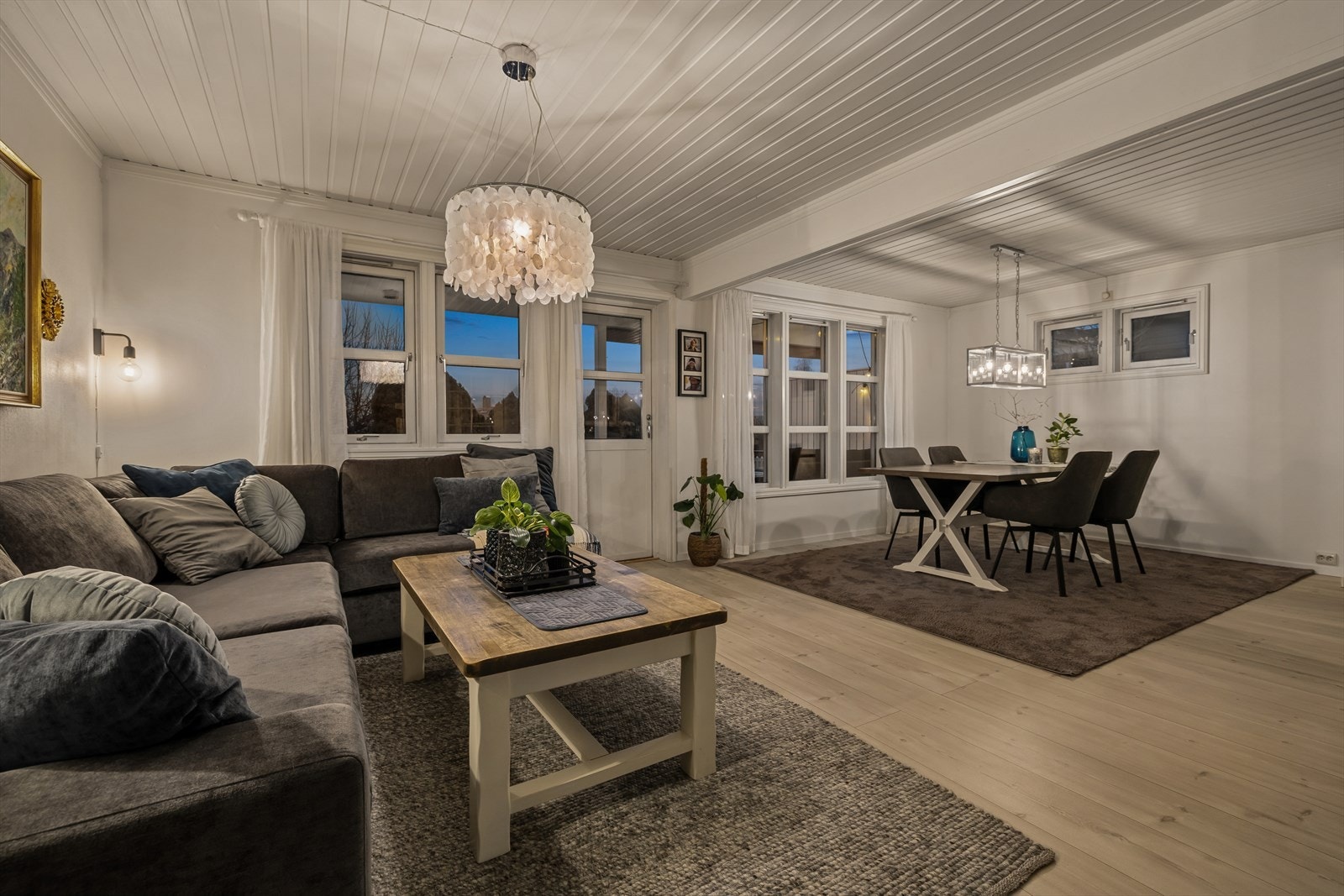 Stor og luftig stue med god plass til både sofagruppe og spisebord. Et fint sted å samle familie og venner. Galleribilde