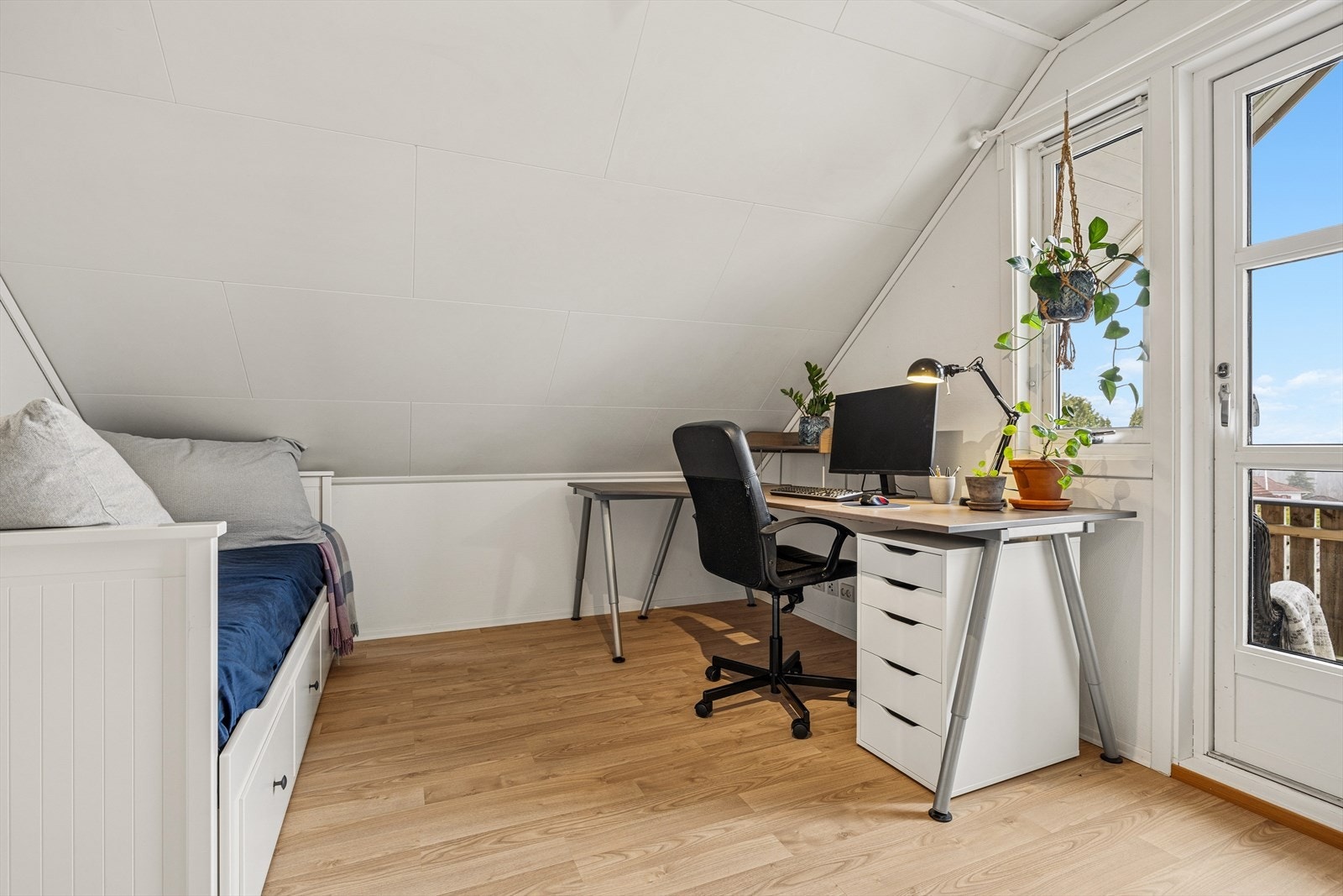 Soverom 3. Fra dette soverommet har du utgang til balkong med hyggelig utsyn over nabolaget. Galleribilde