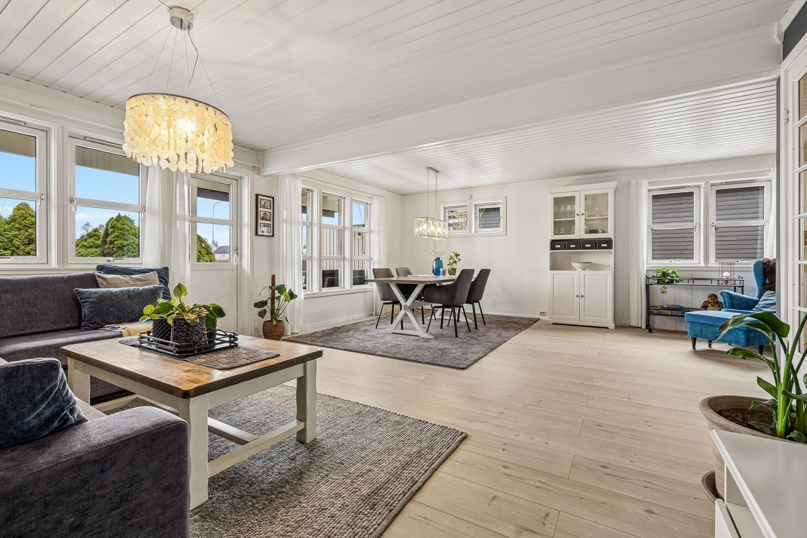 Store vindusflater sørger for godt med naturlig lys. Galleribilde