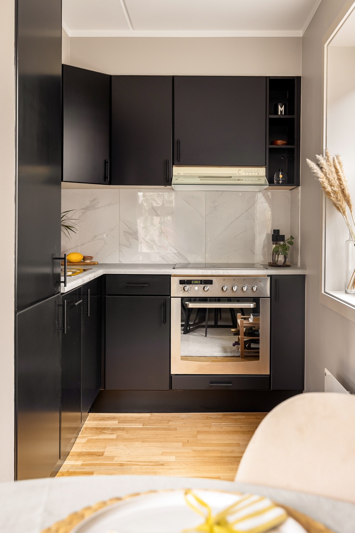 Veggene over benkeplaten er flislagt med fliser i marmorinspirert farge og struktur. Galleribilde