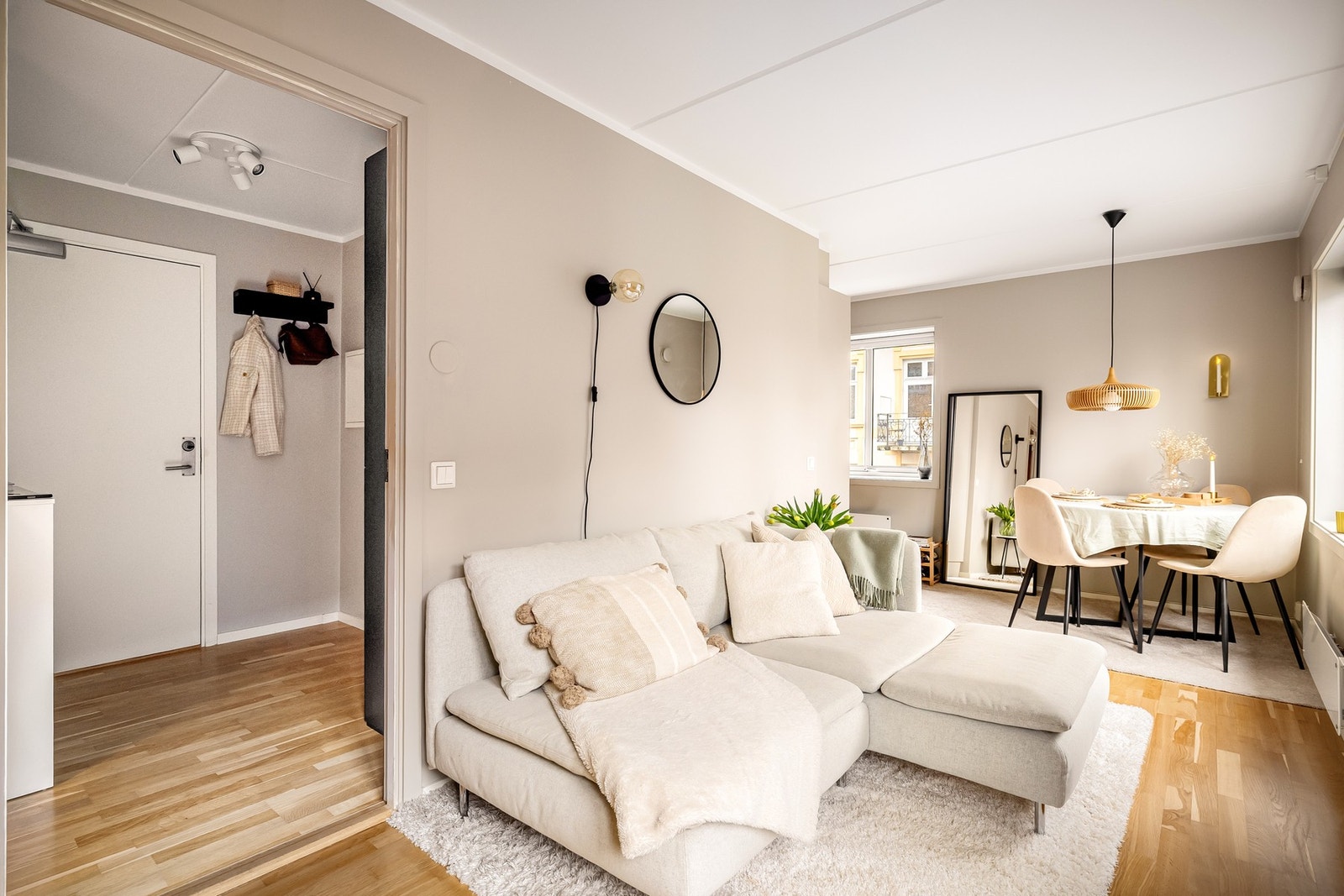 Stuen ligger i en åpen løsning mot kjøkkenet og har gode møbleringsmuligheter med plass til både sofa og spisebord. Galleribilde