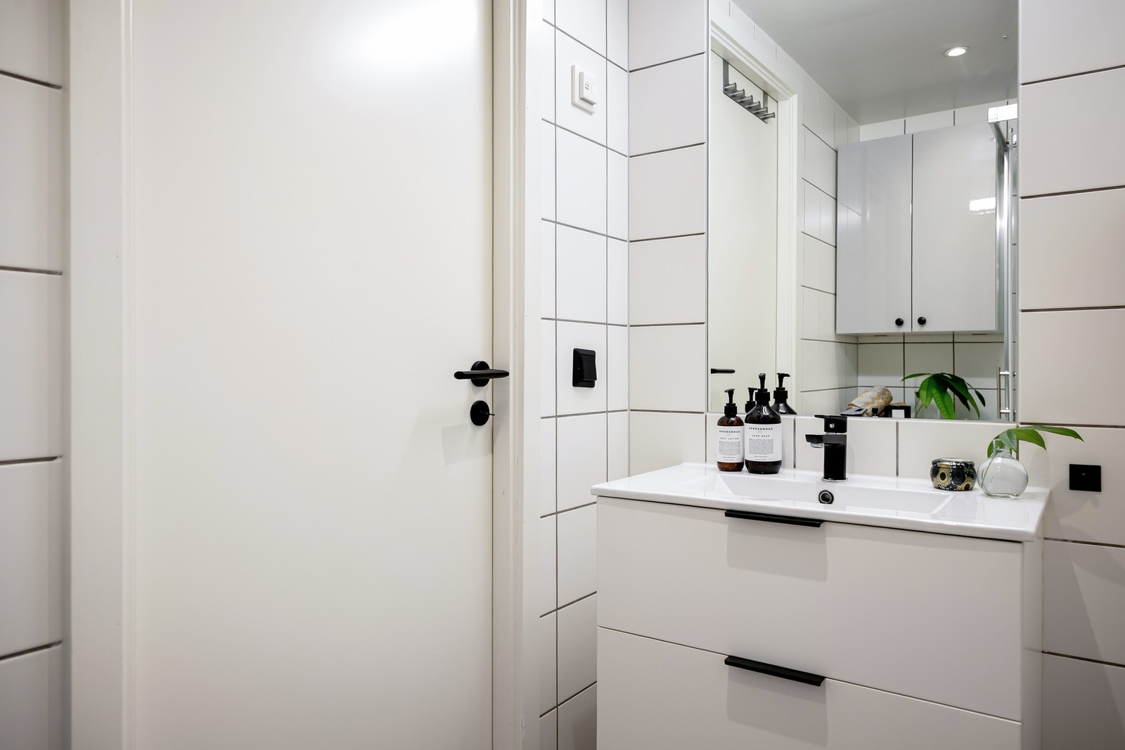 Flislagt bad innredet med varmekabler i gulv. Galleribilde