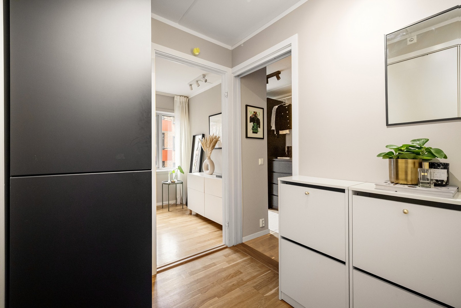 Innbydende entré som gir et godt førsteinntrykk av boligen. Galleribilde