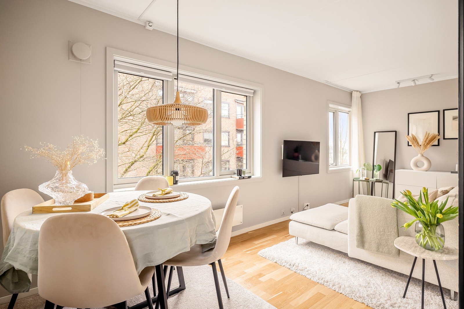 Dette er en attraktiv 2-roms selveierleilighet med hjørnebeliggenhet, som gir rikelig med naturlig lys fra vinduer på to vegger samt god takhøyde. Galleribilde