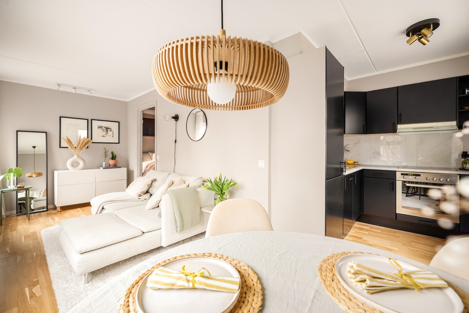 God planløsning gjør at du får naturlige soner for spiseplass og sofagruppe. Galleribilde