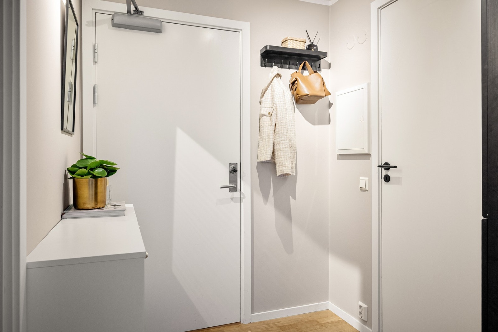 Innbydende entré som gir et godt førsteinntrykk av boligen. Dørcallinganlegg fra Defigo med tilkobling til smarttelefon. Galleribilde