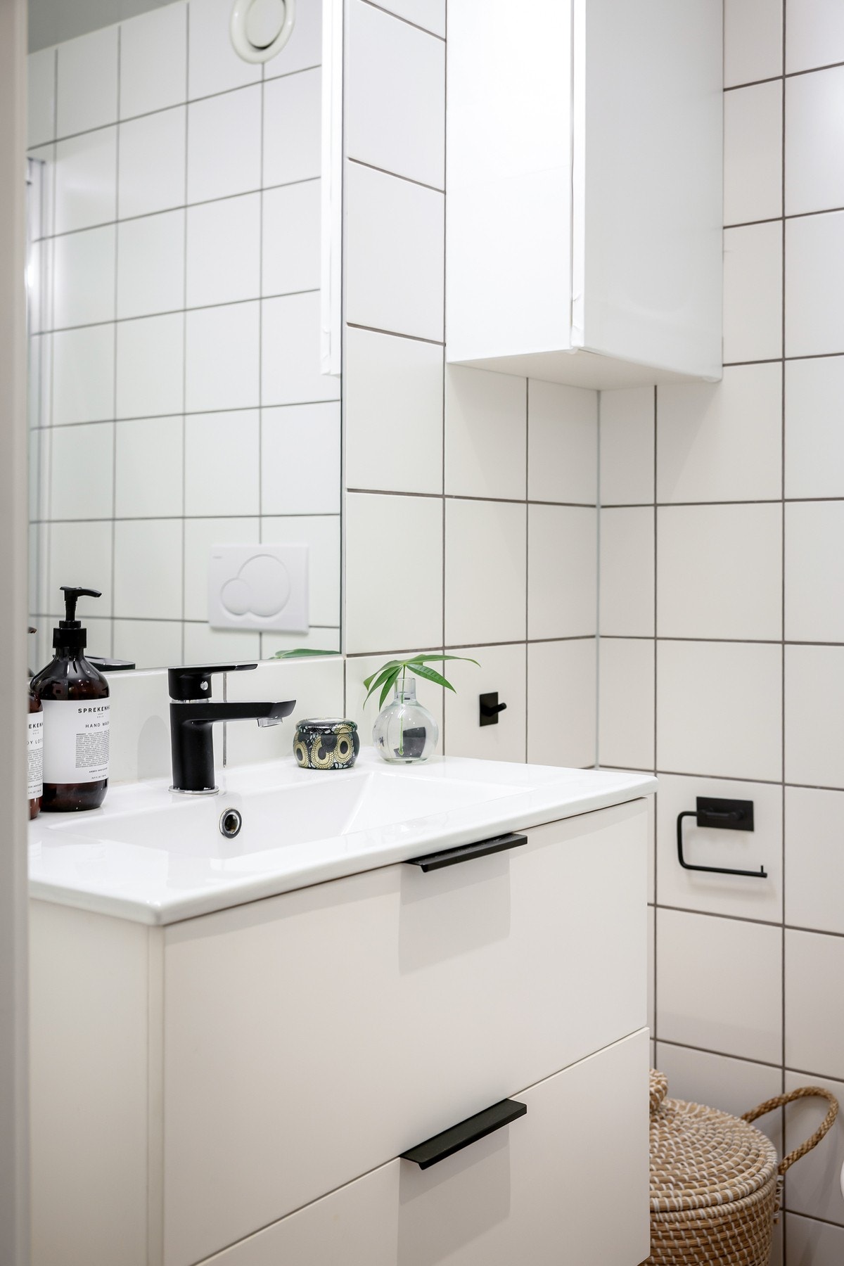 Veggmontert servantinnredning med heldekkende servant og ettgreps armatur i krom. Galleribilde