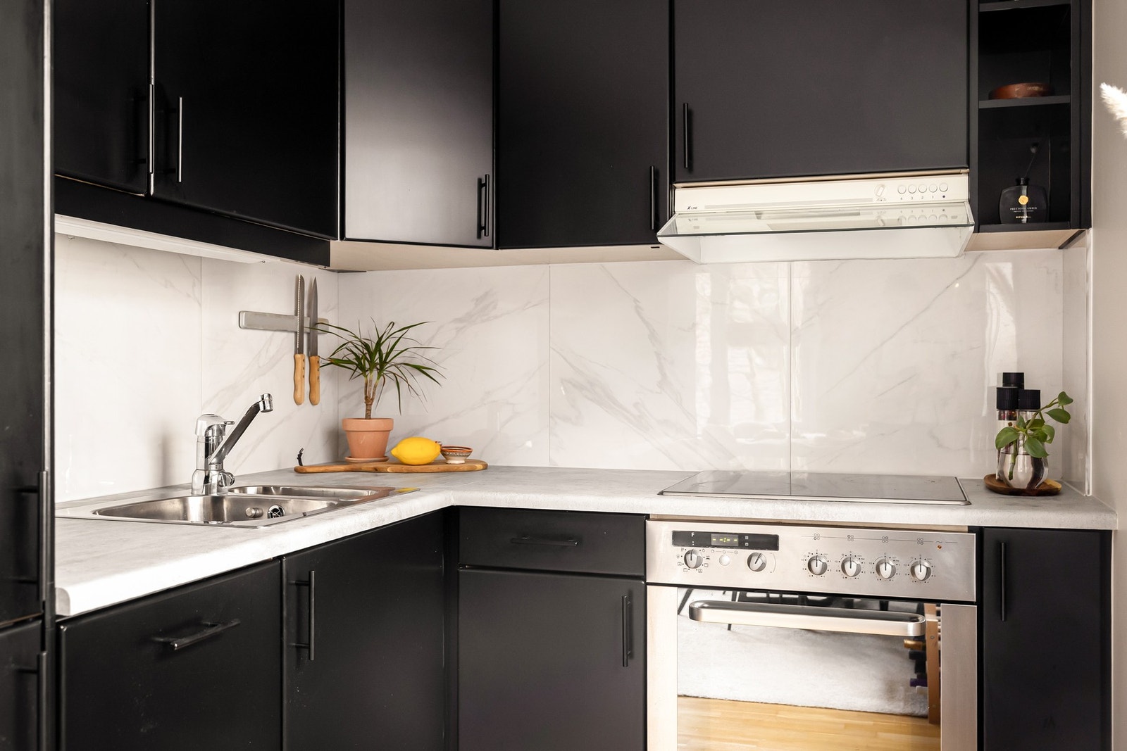 Kjøkkenet er utstyrt med integrerte hvitevarer fra Whirlpool, herunder oppvaskmaskin, kjøl og frys, stekeovn og platetopp, samt avtrekksvifte fra X-Line. Galleribilde