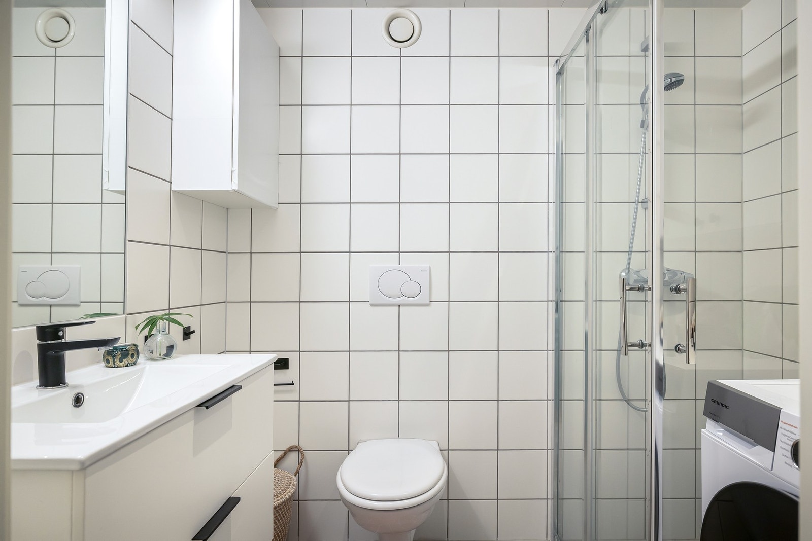 Badet har dusjhjørne med skyvedører og termostatstyrt dusjbatteri i krom med hånddusj. Galleribilde