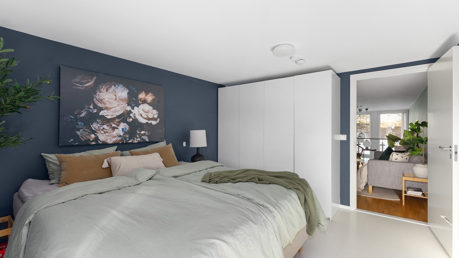 God plass til oppbevaring i store garderobeskap Galleribilde